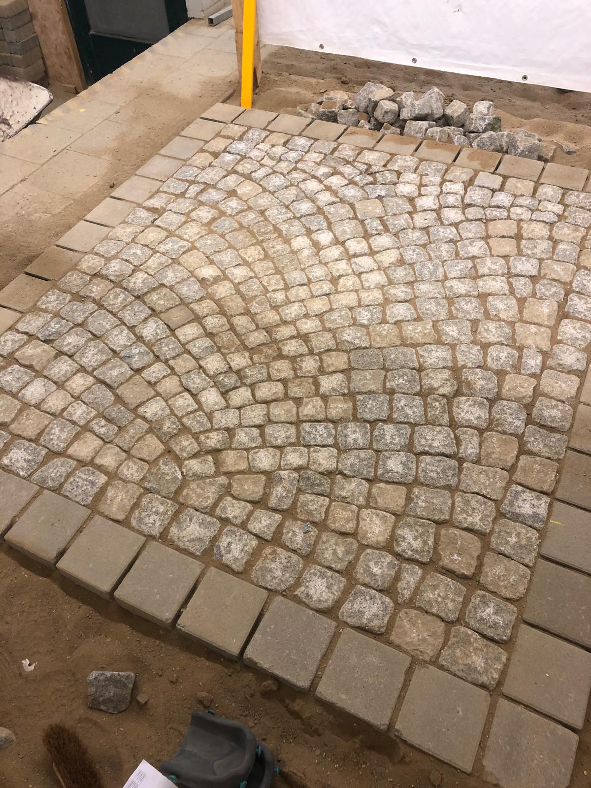 Granit-Kleinpflaster im Segmentbogen, von Hand verlegt