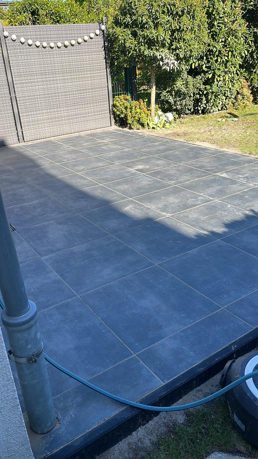 Terrasse mit Großformat-Platten in Anthrazit